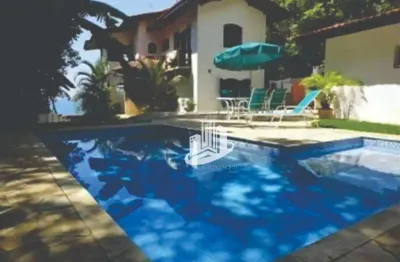 Sobrado paradisíaco no verde mar: conforto e luxo à beira-mar