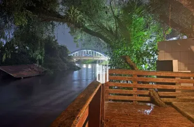 Casa exclusiva sobre o rio juqueriquerê com rampa para barco no porto novo