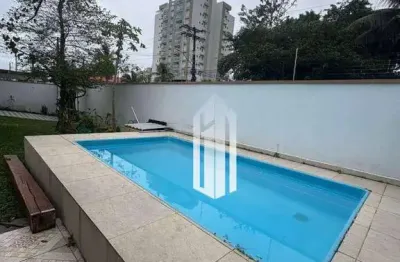 Sobrado mobiliado com 4 dormitórios, piscina e área gourmet – para locação!