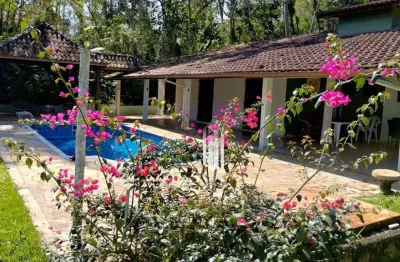 Terreno 800 m2, sendo 4 apartamentos com quarto , banheiro. área comum com piscina e churrasqueira.