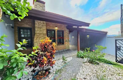 Casa espaçosa com 4 dormitórios, piscina e varanda gourmet no jardim do lago, at