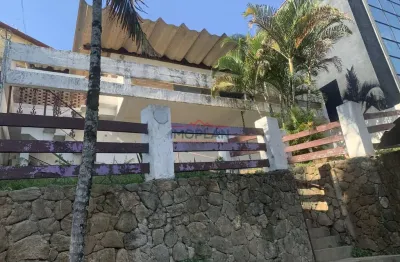 Casa à venda  e locação com 3 dormitórios  com 256,16  m² em ótima localização e