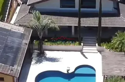 Casa a venda em condomínio dentro da cidade 1.000m2