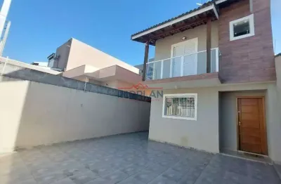 Desfrute de um sobrado moderno e completo com 2 suites, amplo quintal