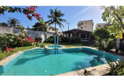 Uma linda casa com piscina, varanda e bastante verde no icaraí