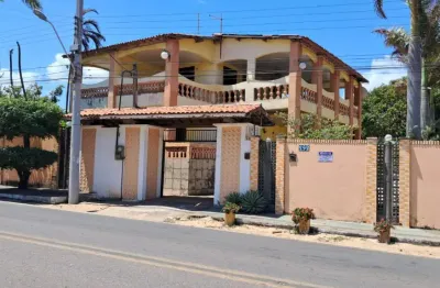 Vende - se casa na avenida principal da taiba com terreno amplo e lago privado