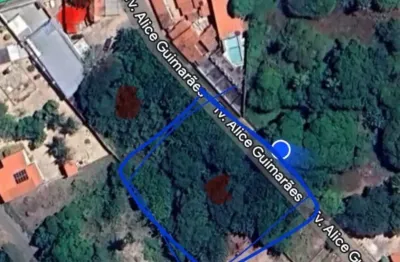 O terreno está situado no bairro lagoa redonda próximo a avenida washington soares