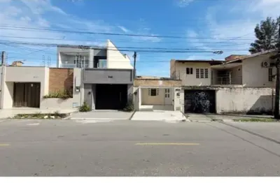 Casa reformada com porcelanato e espaço no luciano cavalcante