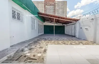 Casa com 3 quartos 2 suítes, quintal e 6 vagas de garagem no monte castelo