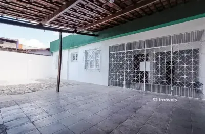 Casa com 3 quartos 2 suítes, quintal e 6 vagas de garagem no monte castelo