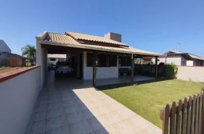 Excelente casa com piscina próximo ao mar no balneário coroados