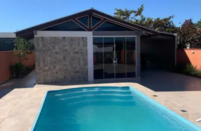 Casa com piscina e sistema solar a 140m da praia – guaratuba/pr