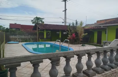 Casa de esquina com piscina para locação diária em balneário coroados – guaratuba/pr