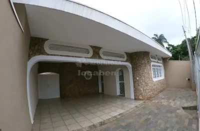 Casa de 03 dormitórios, garagem coberta para 02 carros no bairro vila cristina.