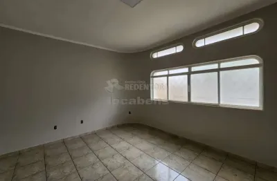 Casa de 03 dormitórios, garagem coberta para 02 carros no bairro vila cristina.