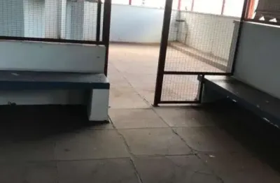 Prédio comercial com 30 salas, acessibilidade e elevador no centro