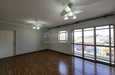 Apartamento com 03 dormitórios,  02 vagas de garagem no centro.