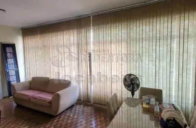 Sobrado no centro , ótima localização e com 4 vagas de garagem.