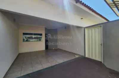 Casa localizada no jardim astúrias com armarios embutidos e área de lazer com churrasqueira.