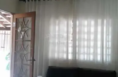 Vitória régia - duas casas, na frente com 2 dorms, + uma edícula com 1 dorm, sala, coz, wc, forro em pvc, tem 2 vagas cobertas pisos em cerâmica.