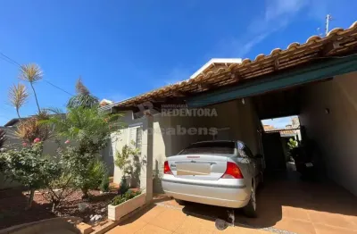 Casa no residencial califórnia com varanda, tendo churrasqueira, portões eletrônicos, 2 dorms, com 1 suite, sala, coz, wcs