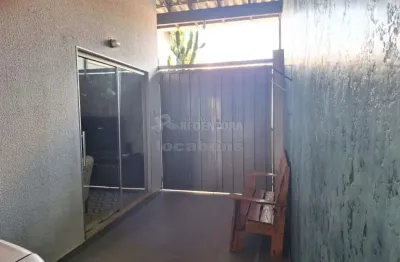 Casa no residencial califórnia com varanda, tendo churrasqueira, portões eletrônicos, 03 dormitorios com 01 suite, sala, cozinha e banheiros.