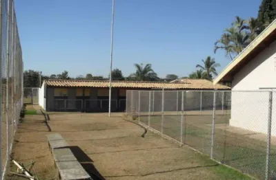 Jockey club, propriedade em bom local, com excelente lazer, tendo piscina, campo de futebol, vestiários, churrasqueira, e casas,