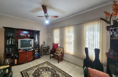 Venda de casa localizada no bairro jardim nazareth com 04 quartos.