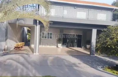 Sobrado com 03 dormitórios, 03 vagas de garagem... no bairro vertentes do sul.