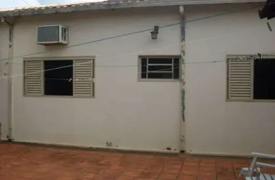 Centro (mirassol) - casa com 3 dormitórios com armários, sendo 1 tipo apartamento, 1 sala ampla para 2 ambientes, 1 sala para 1 ambiente, 3 wcs, 1 cozinha, 1 copa, com armários, garagens, amplo quinta