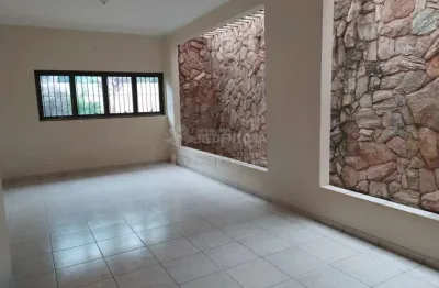 JARDIM MUNICIPAL - Casa com amplo terreno, 4 dorms sendo 3 tipo aptos,2 salas, escritório, cozinha planejada