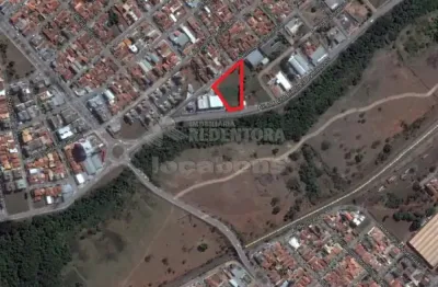 Área comercial com duas frentes, uma delas para a av. ernani pires domingues, 4.975,82m² tendo uma testada acima de 36 metros em uma e 90 metros em outra