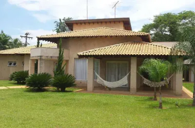 Casa com 04 suítes, aquecimento solar e area gourmet no condominio monte carlo em guapiaçu/sp.