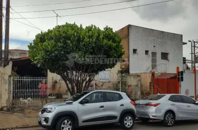 Terreno que possui 3 casas para demolição excelente localização