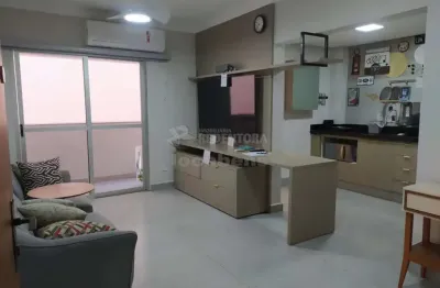 Centro apartamento mobiliado de 01 dormitório e 01 vaga de garagem.