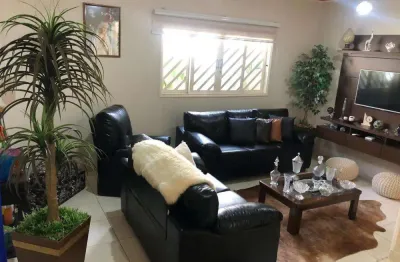 Casa localizada no jardim santa rosa ii com suite master com jardim de inverno e academia.