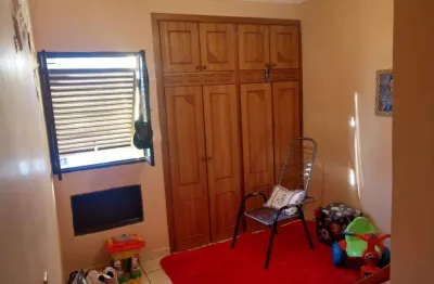 Apartamento a venda no bairro jardim santa lúcia de 02 dormitórios com armários, 01 vaga de garagem coberta.