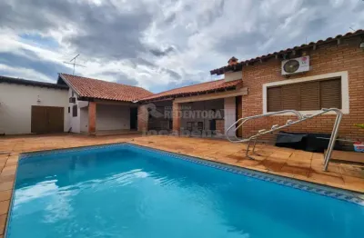 Casa de 2 dormitórios, 2 vagas de garagem cobertas no bairro jardim yolanda.