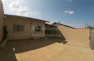 Parque das Aroeiras - Casa com 02 dormitórios, Churrasqueira com armário e balcão, casa com piso cerâmica.