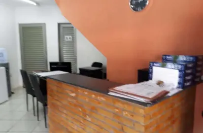 Casa sobrado possui salão comercial e edícula são francisco