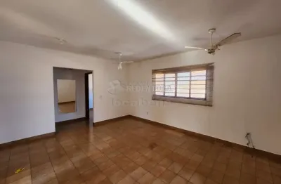 Casa com 02 dormitórios, 04 vagas de garagens no bairro santos dumont.