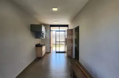 Casa localizada no condominio fenhouse com armário embutido e cozinha planejada integrada.