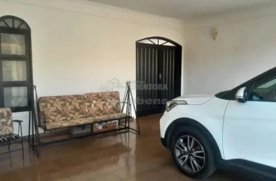 Casa com 03 dormitórios, 02 vagas de garagem no bairro jardim tarraf.