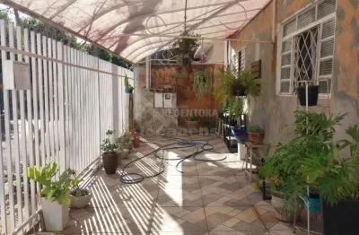 02 casas sendo 1 térrea frente e outra fundos sobradinho.