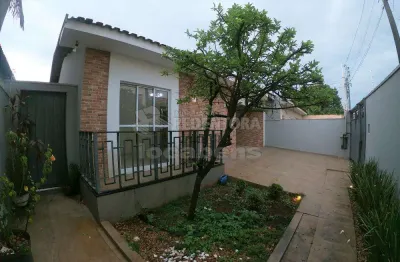 Casa com 03 dormitórios, 02 vagas de garagem no bairro jardim maria cândida.