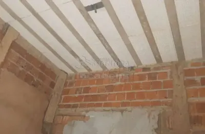 Casa em construção, com laje pronta , falta piso, parte elétrica ,e cobertura.