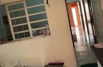 Venda de casa com 03 dormitórios localizada no jardim universo.