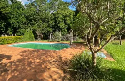 Chácara com 03 Dormitórios, 03 banheiros no bairro Estância Jóckei Club.