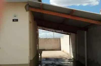 Vendo de casa no residencial luz da esperança com 02 dormitórios.