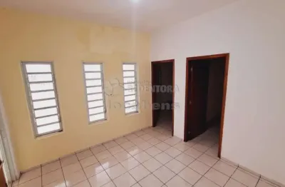Casa de 03 dormitórios e 02 garagens /  bairro são francisco.